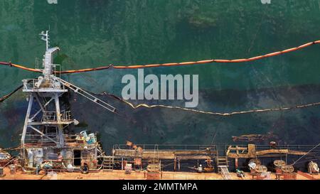 Vista dall'alto annegata nave cisterna affondata in acque poco profonde. Vista dall'alto della vecchia nave arrugginita rovesciata. Foto Stock