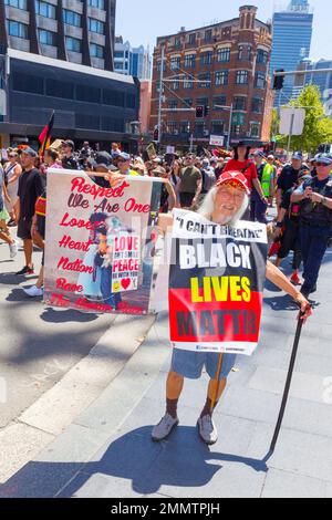 Mentre l'Australia tiene la sua festa nazionale annuale, l'Australia Day, che si tiene il 26 gennaio di ogni anno, una protesta indigena 'Invasion Day' si tiene in risposta. Foto Stock