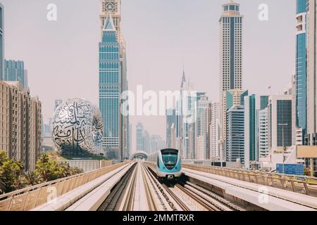 Il treno monorotaia della metropolitana corre tra grattacieli di vetro a Dubai. Traffico in strada a Dubai. Museo del futuro a Dubai. Skyline urbano. Urbano Foto Stock