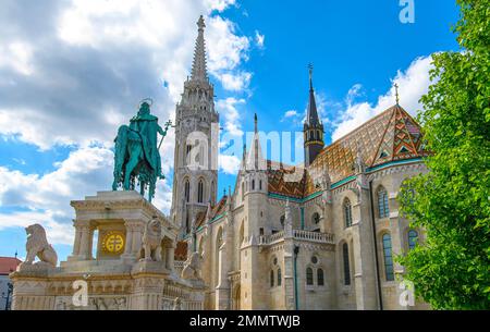 St Statua di Stefano e Chiesa di Mattia a Budapest, Ungheria. Una chiesa situata di fronte al Bastione dei pescatori, nel cuore del Castello di Buda Foto Stock