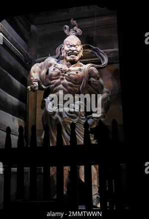 Nagano, Giappone - 2 Gennaio 2023: Guardiano del Tempio Giapponese all'entrata del tempio Zenkoji a Nagano, Giappone, di notte Foto Stock