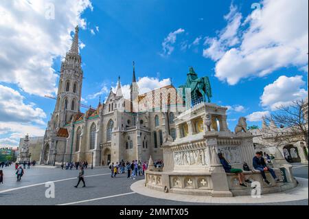 St Statua di Stefano e Chiesa di Mattia a Budapest, Ungheria. Una chiesa situata di fronte al Bastione dei pescatori, nel cuore del Castello di Buda Foto Stock