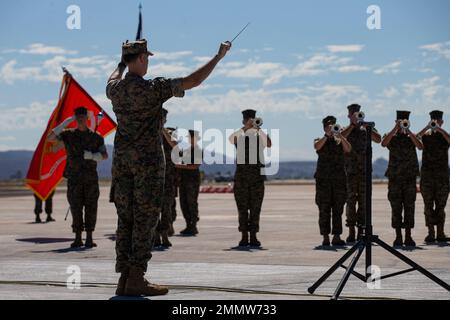 La Marine Aircraft Wing Band 3rd si esibisce durante il Marine Corps Air Station Miramar Air Show 2022 al MCAS Miramar, San Diego, California, 23 settembre 2022. Il tema del MCAS Miramar Air Show 2022, “Marines Fight, evolve and Win”, riflette gli sforzi di modernizzazione in corso del corpo Marino per prepararsi ai conflitti futuri. Foto Stock