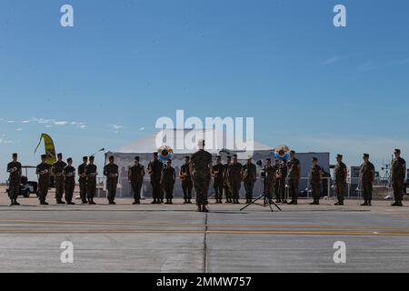 La Marine Aircraft Wing Band 3rd si esibisce durante il Marine Corps Air Station Miramar Air Show 2022 al MCAS Miramar, San Diego, California, 23 settembre 2022. Il tema del MCAS Miramar Air Show 2022, “Marines Fight, evolve and Win”, riflette gli sforzi di modernizzazione in corso del corpo Marino per prepararsi ai conflitti futuri. Foto Stock