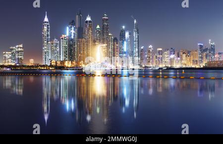 Panorama di Dubai Marina di notte con lo skyline di scyscraper, Emirati Arabi Uniti Foto Stock