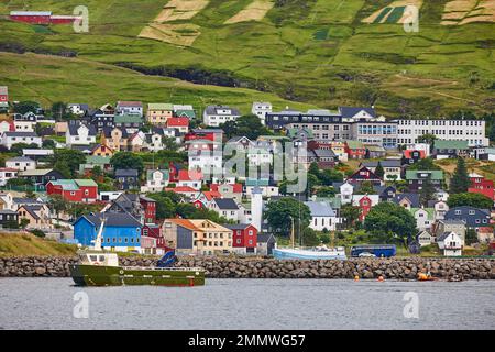 Il pittoresco villaggio di colorati di Vestmanna nelle isole Feroe. Oceano atlantico Foto Stock