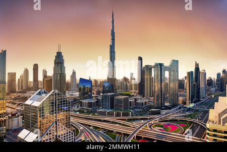Skyline di Dubai al tramonto con Burj Khalifa - vista aerea, Emirati Arabi Uniti Foto Stock