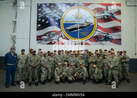 Jeremy Shamblee, al centro di destra, l’amministratore delegato della prima compagnia aerea USS Gerald R. Ford (CVN 78), il comandante capo del comando Bryan Davis, a sinistra, il capo del comandante della Ford, E marinai della divisione aria V-3 si riuniscono nella baia hangar durante una divisione in primo piano l'ispezione uniforme, 23 settembre 2022. Ford è in corso nell'Oceano Atlantico che conduce le qualifiche dei vettori e workups per un dispiegamento programmato questo autunno. Foto Stock