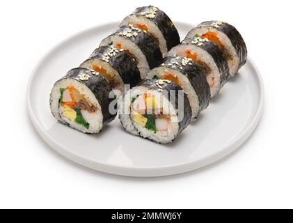 Gimbap è un cibo coreano composto da riso e diversi ingredienti conditi con olio di sesamo e avvolti in nori alghe. Foto Stock