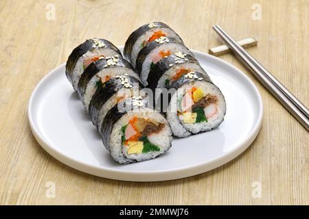 Gimbap è un cibo coreano composto da riso e diversi ingredienti conditi con olio di sesamo e avvolti in nori alghe. Foto Stock