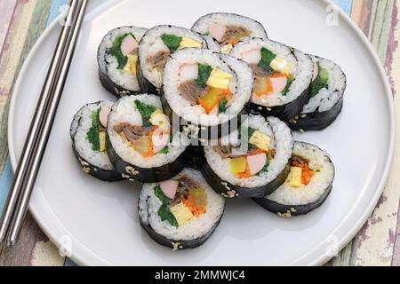 Gimbap è un cibo coreano composto da riso e diversi ingredienti conditi con olio di sesamo e avvolti in nori alghe. Foto Stock
