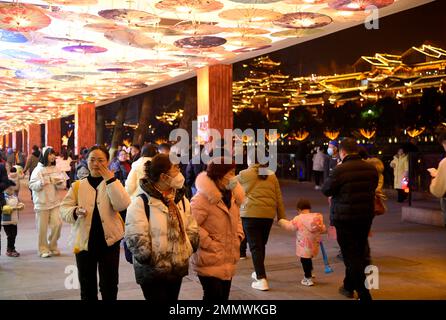Enshi, Provincia cinese di Hubei. 29th Jan, 2023. La gente visita un punto panoramico nella Contea di Xuan'en, nella Provincia di Hubei della Cina centrale, 29 gennaio 2023. La contea di Xuan'en ha costruito sentieri, fontane e cabine per spuntini lungo il fiume Gongshui per aumentare l'economia notturna. Credit: Canzone Wen/Xinhua/Alamy Live News Foto Stock