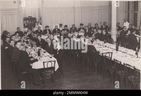 Bere annata / evento di vita / celebrazioni / foto di famiglia / foto amici / viaggio d'annata / celebrazione d'annata / foto di gruppo / famiglia d'annata / cheers d'annata / vino d'annata / birra d'annata / amici d'annata / festa d'annata / Festeggiamenti d'epoca / famiglia d'epoca / diritti aggiuntivi - non disponibile pranzo di team building d'epoca sul posto di lavoro negli anni '1930 Foto Stock