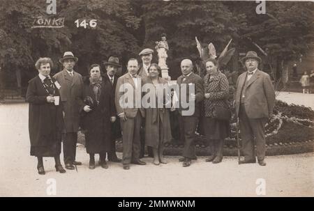 Bere annata / evento di vita / celebrazioni / foto di famiglia / foto amici / viaggio d'annata / celebrazione d'annata / foto di gruppo / famiglia d'annata / cheers d'annata / vino d'annata / birra d'annata / amici d'annata / festa d'annata / Festeggiamenti d'epoca / famiglia d'epoca / diritti aggiuntivi - non disponibile viaggio d'epoca al Tonka con gli amici a 1910 anni Foto Stock