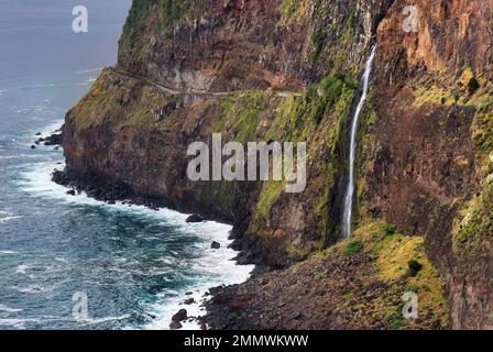 Bella costa selvaggia scenario vista con Bridal Veil Falls (Veu da noiva) a Ponta do Poiso nell'isola di Madeira. Nei pressi di Porto Moniz, Seixal, Portogallo. Foto Stock