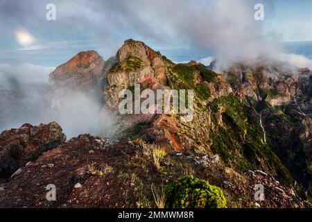 Vista panoramica sulla strada del trekking da Pico Arieiro a Pico Ruivo, Madeira Foto Stock