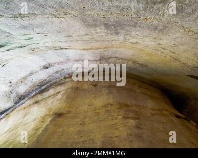 Orecchio di Dionisio - Parco Archeologico della Neapolis - Siracusa, Sicilia, Italia questo nome gli fu dato da Caravaggio, perché quando lo vide e conosceva la storia che la collegava al tiranno Dionisio i di Siracusa, Chi sentì segretamente quello che i suoi prigionieri stavano dicendo dall'interno della latomia, pensò che il nome di 'Ear', data la sua storia e la sua forma simile ad un immenso auricolo, fosse veramente appropriato Foto Stock