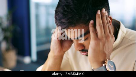 Mal di testa, ansia da stress e l'uomo con problema di emicrania, burnout allenamento e depresso per errore di lavoro. Crisi sanitaria medica, salute mentale Foto Stock