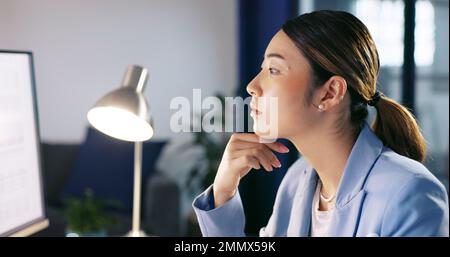 Contabile asiatico e donna al computer pensando mentre il bilancio di controllo sul lavoro schermo in ufficio. Strategia, problem solving e focus della contabilità Foto Stock