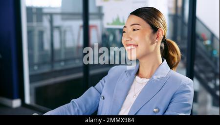 Donna d'affari, felice e sorridente con successo, obiettivo raggiungere e soddisfazione del lavoro, professionale e bonus presso l'ufficio di Seoul. Lavoratore asiatico, felicità Foto Stock