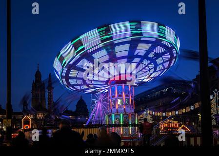 Mercatino di Natale e luna Park a George Square, Glasgow, Scozia. Foto Stock