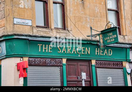 Il famoso pub Saracen Head, uno dei più antichi di Glasgow. Foto Stock