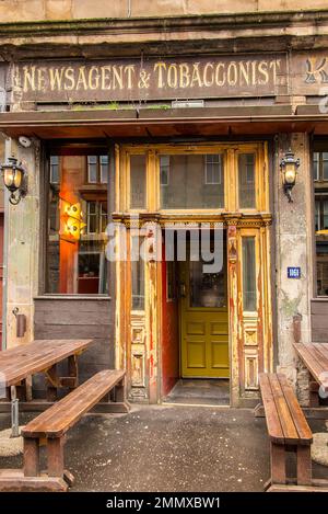 Edicola e tabaccheria 'fantasma segno' restaurato sopra il negozio. Foto Stock