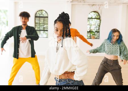 Immagine di diverse ballerine hip hop femminili e maschili durante l'allenamento in discoteca. Danza, ritmo, movimento e concetto di allenamento. Foto Stock