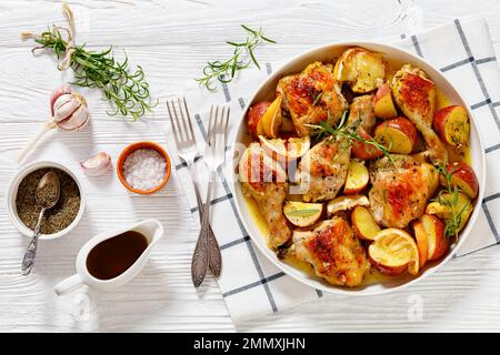 Pollo all'aglio al limone con patate arrosto, spezie ed erbe su piatto su  tavolo di legno bianco, vista orizzontale dall'alto, piatto Foto stock -  Alamy