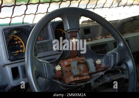 vecchio veicolo militare rotto con barre sul finestrino anteriore, la vettura dopo il passaggio di ostilità, auto Foto Stock