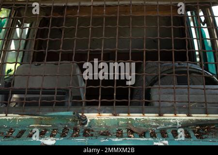 vecchio veicolo militare rotto con barre sul finestrino anteriore, la vettura dopo il passaggio di ostilità, auto Foto Stock