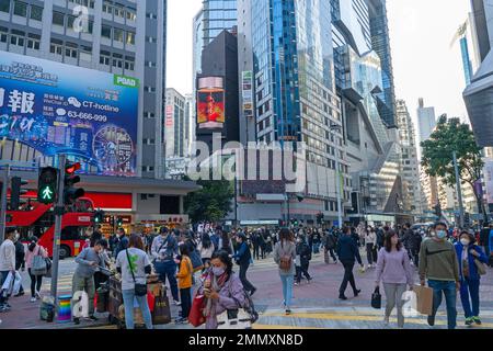 Hong Kong 2022 dicembre - incrocio strada occupato e attraversamento Zebra in Causeway Bay Foto Stock