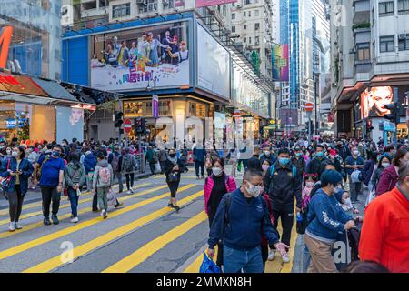 Hong Kong 2022 dicembre - incrocio strada occupato e attraversamento Zebra in Causeway Bay Foto Stock