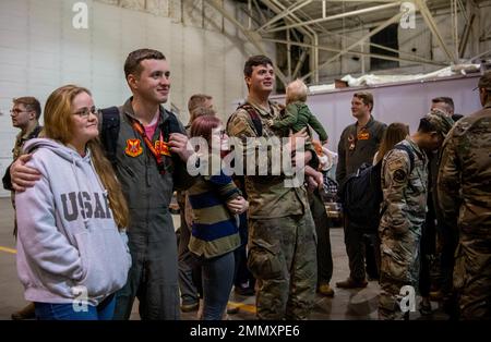 Gli airmen dell'ala della bomba espeditionaria del 23rd salutano le loro famiglie dopo essere tornati da uno schieramento della Task Force Bomber presso la base dell'aeronautica militare di Minot, North Dakota, 27 settembre 2022. La BS Airmen del 23rd si è schierata a RAF Fairford, Inghilterra per integrarsi con gli alleati e i partner della NATO. Foto Stock