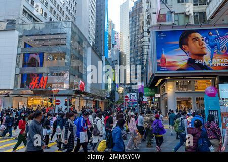 Hong Kong 2022 dicembre - incrocio strada occupato e attraversamento Zebra in Causeway Bay Foto Stock