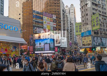 Trafficata intersezione stradale e attraversamento zebra in Causeway Bay Hong Kong Foto Stock