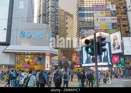 Hong Kong 2022 dicembre - incrocio strada occupato e attraversamento Zebra in Causeway Bay Foto Stock