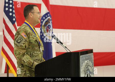 La cerimonia di ritiro di Patrick J. Muenks, Chief Warrant Officer Five (CW5), si svolge presso l'Army Aviation Support Facility, Jefferson City, Lu., 23 settembre 2022. Muenks si ritirò dopo 41 anni di servizio dedicato alla Guardia Nazionale dell'Esercito Missouri. (Foto di U.S. Army National Guard SPC. Rosa di Trolio.) Foto Stock