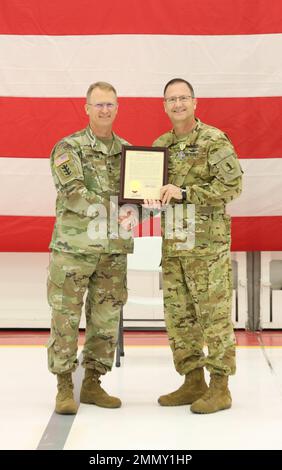 La cerimonia di ritiro di Patrick J. Muenks, Chief Warrant Officer Five (CW5), si svolge presso l'Army Aviation Support Facility, Jefferson City, Lu., 23 settembre 2022. Muenks si ritirò dopo 41 anni di servizio dedicato alla Guardia Nazionale dell'Esercito Missouri. (Foto di U.S. Army National Guard SPC. Rosa di Trolio.) Foto Stock