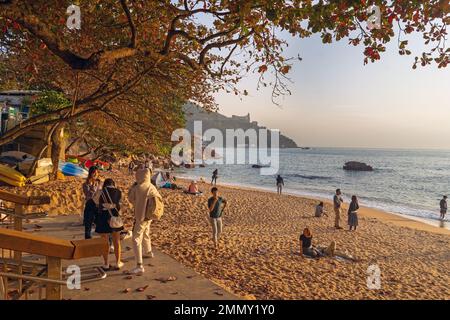 Hong Kong - Dicembre 2022 - persone che si godono il tramonto sulla spiaggia principale di Stanley Foto Stock