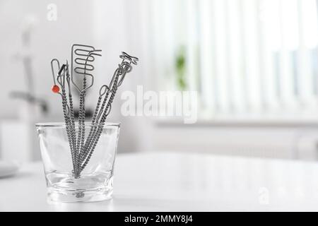 Set di diverse sonde logopediche nel supporto sul tavolo luminoso, spazio per il testo. Strumenti del logopedista Foto Stock