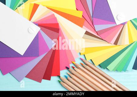 Composizione di posa piatta con sfumature di colore su sfondo di legno blu chiaro Foto Stock