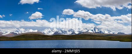 Dream Lake e il ghiacciaio Kizil-Asker, la catena montuosa Tian Shan vicino al confine cinese, la regione di Naryn, il Kirghizistan Foto Stock