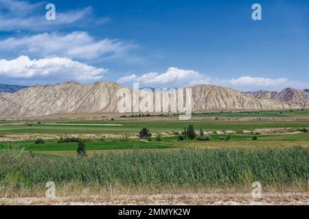 Paesaggio lungo la catena montuosa di At-Bashy, la regione di Naryn, il Kirghizistan Foto Stock