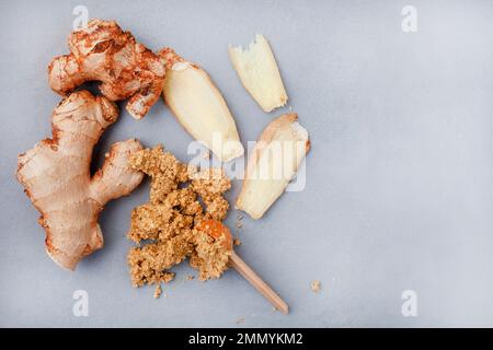 piatto stendere lo zenzero schiacciato e intero su grigio chiazzato Foto Stock