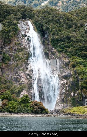 Cascate Bowen che si gettano sulle rocce nel Milford Sound di Fiordland, sull'isola meridionale della Nuova Zelanda Foto Stock