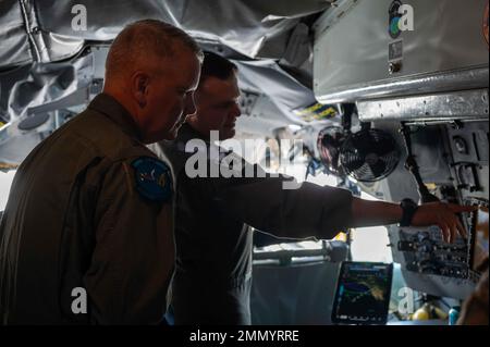 Fairchild ospita il vice comandante del Gen. James Jacobson, Pacific Air Forces, per una visita di base alla Fairchild Air Force base, Washington, 23 settembre 2022. Durante la sua visita, Jacobson ha girato uno dei KC-135s dotati di informazioni in tempo reale in cabina (RTIC) di Fairchild. Foto Stock