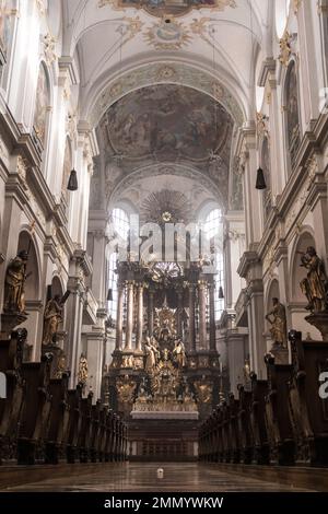 Splendidi interni della chiesa di Monaco Foto Stock