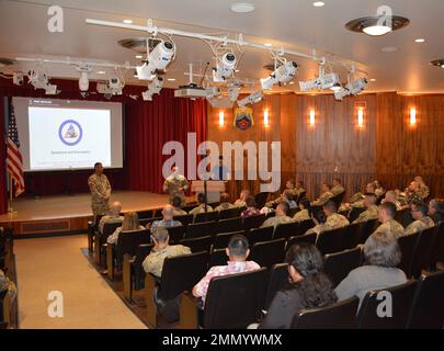 Il team di comando TAMC e i deputati hanno presentato una panoramica dei risultati e del piano d'azione recenti del sondaggio sul clima del comando TAMC. Foto Stock