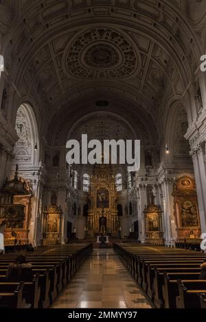 Splendidi interni della chiesa di Monaco Foto Stock